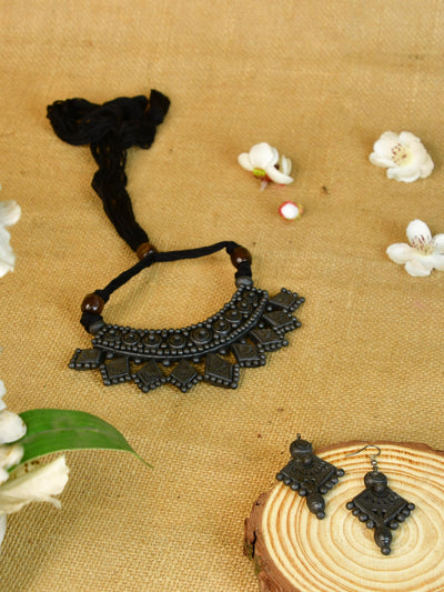 Mayii Handcrafted Terracotta Choker: Kite Pattern Design