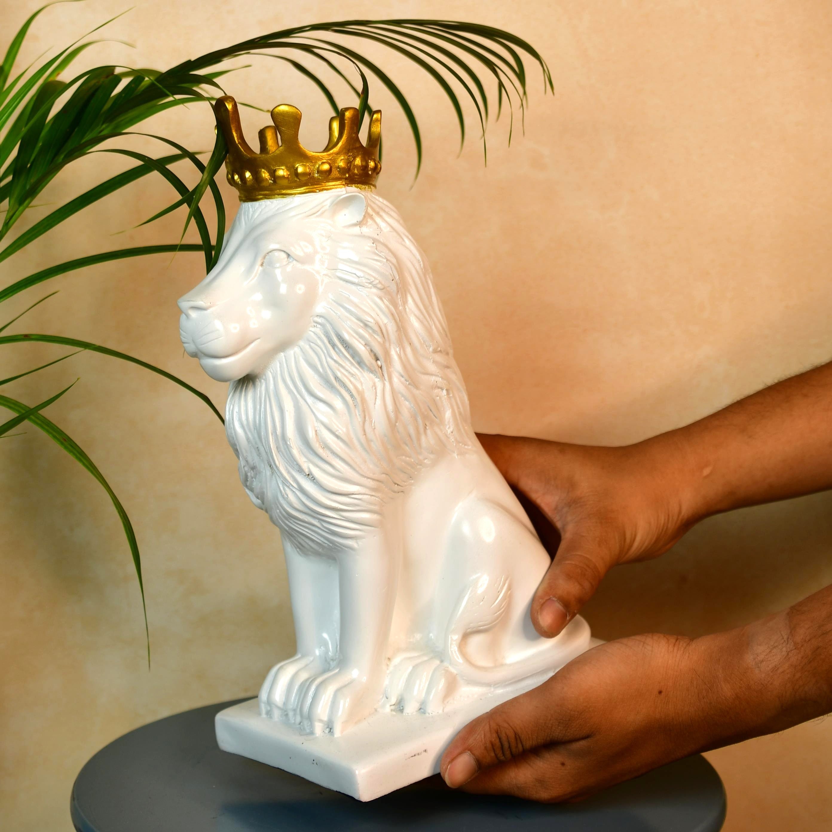 Mayii White Lion Showpiece